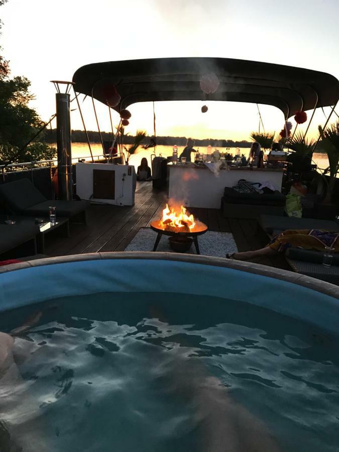 Отель Hausboot Deluxe Берлин Экстерьер фото