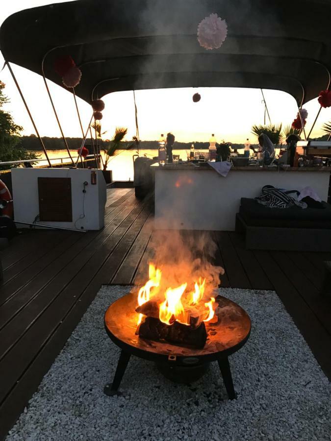 Отель Hausboot Deluxe Берлин Экстерьер фото